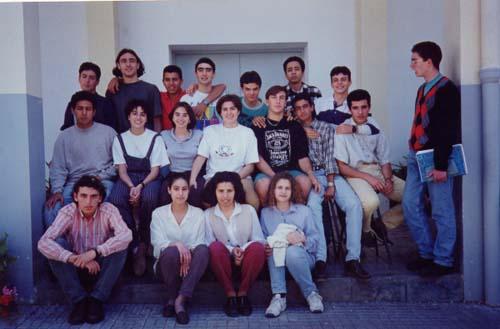i_1994-1995_1 cou.jpg - Instituto Politecnico Español-TANGER / MARRUECOS1994-1995 COUFoto enviada por Luis Moreno Limade arriba a abajo y de izquierda a derecha:1ª fila: Khalid Atitar, F. Javier Benitez, Allal, David Hermida, Ivan Incerti, ..., Luis(yo) 2ª fila: .....,Yasmin el harchi, Lauri Sanchez, Maria Carratala, Jorge Carratala, Jallal, Mehdi Bouchutruch. 3ª fila: Jose, Naima, Laila Khaidar, Ana de Leon.y el q esta de pie es Loukili. lo siento pero no me acuerdo de todos los nombres, pero mas omenos si. 